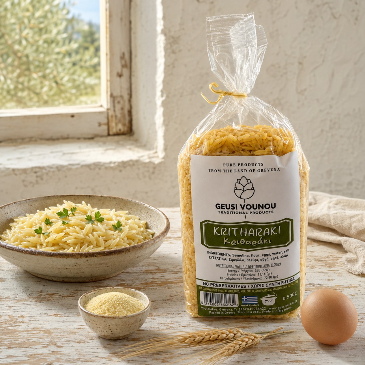 Řecké vaječné těstoviny Kritharaki Geusi Vounou 500 g s připravenými těstovinami, krupicí, pšenicí a vejcem v rustikální kuchyni.
